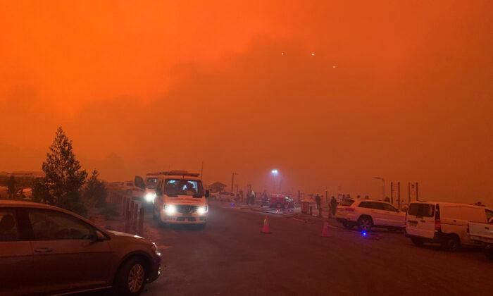 Thousands Stranded on Beach Encircled by Fire As Bushfires Blaze Through Australia