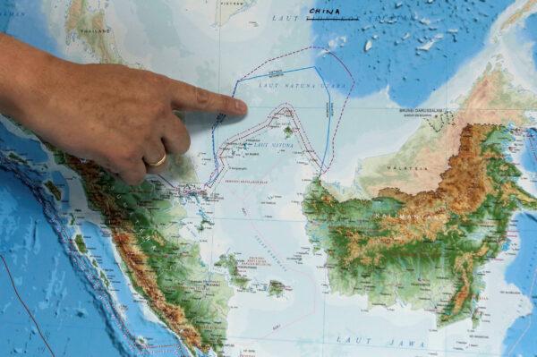 Indonesia's Deputy Minister for Maritime Affairs Arif Havas Oegroseno points at the location of the North Natuna Sea on a new map of Indonesia during talks with reporters in Jakarta, Indonesia, on July 14, 2017. (Beawiharta/Reuters)