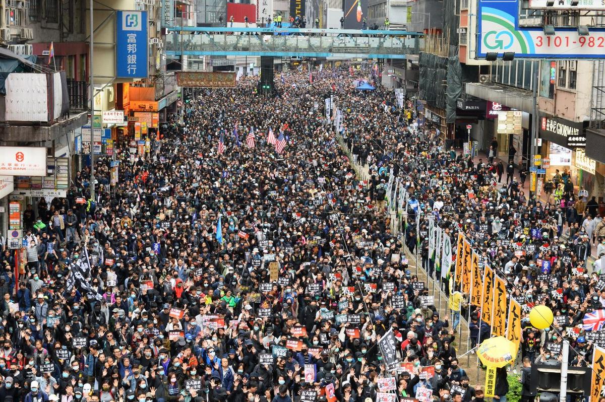 Tens of thousands of people take part in a peaceful march in Hong Kong on Jan. 1, 2020. (Sung Pi-lung/The Epoch Times)