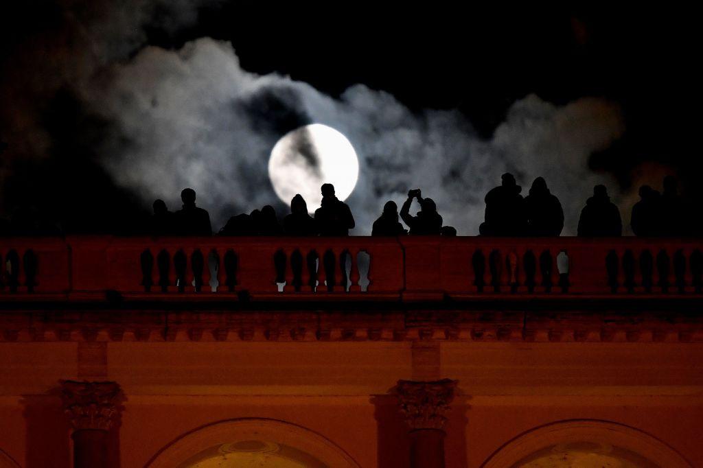People admiring the supermoon from the Terrazza del Pincio in Rome on Jan. 1, 2018 (©Getty Images | <a href="https://www.gettyimages.com/detail/news-photo/people-admires-the-super-moon-from-the-terrazza-del-pincio-news-photo/900295880?adppopup=true">ALBERTO PIZZOLI</a>)