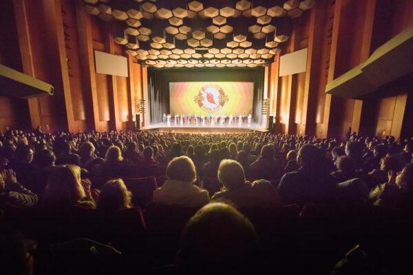 Shen Yun Performing Arts' curtain call at Houston's Jones Hall for the Performing Arts on Jan. 1, 2019. (The Epoch Times)