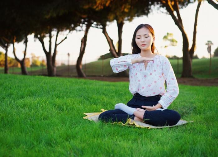 Genia practicing the fifth exercise of Falun Dafa. (©The Epoch Times)