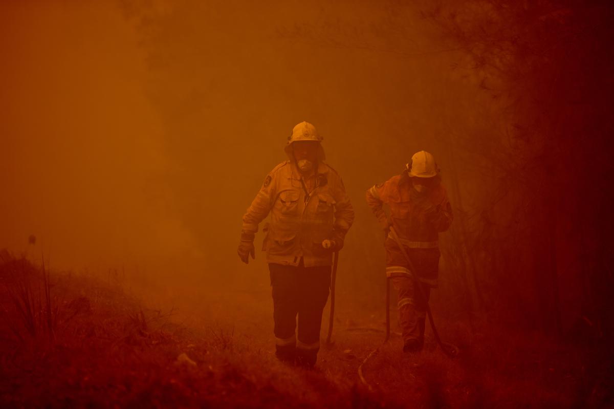 Firefighters, including military reservists called up to active duty, in New South Wales (©Getty Images | <a href="https://www.gettyimages.com/detail/news-photo/firefighters-tackle-a-bushfire-in-thick-smoke-in-the-town-news-photo/1191506755?adppopup=true">PETER PARKS</a>)