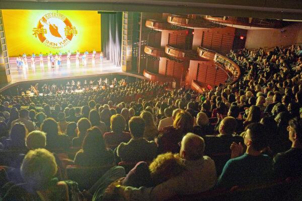 Shen Yun Performing Arts' curtain call at the Cobb Energy Performing Arts Center, Jan. 5, 2020. (The Epoch Times)