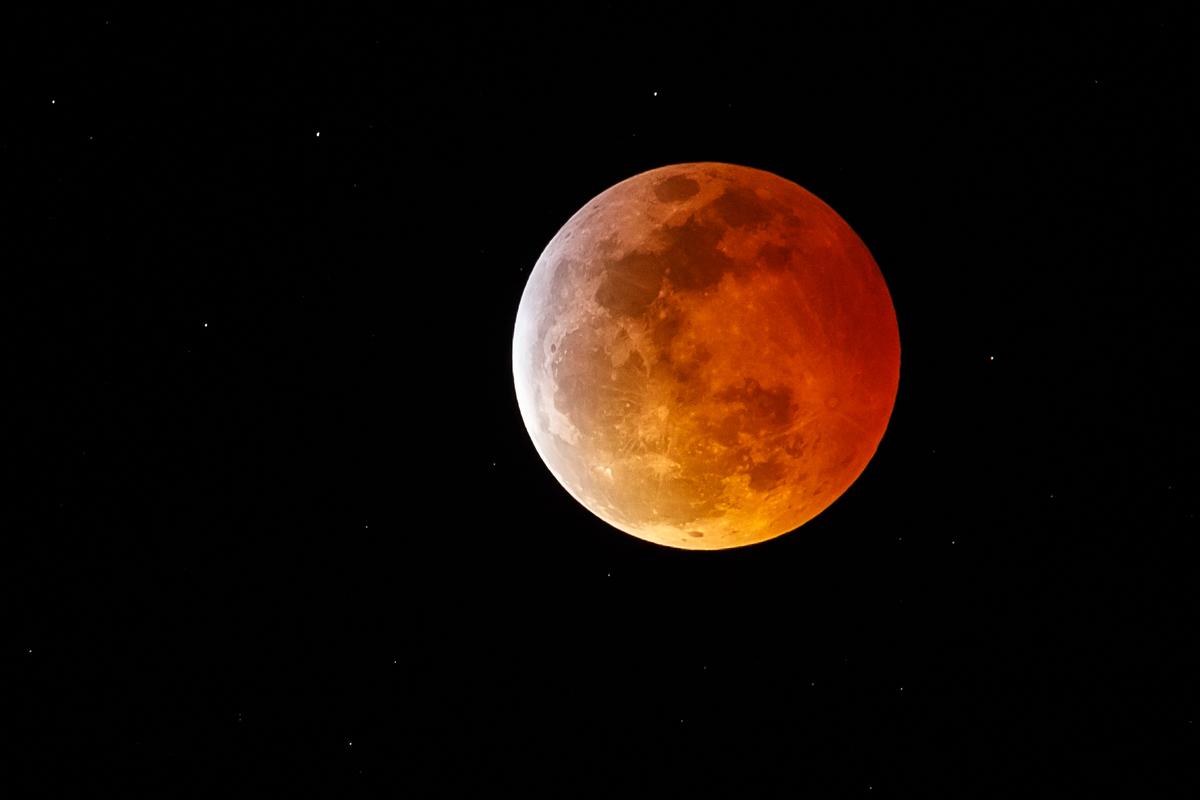 A Super Blood Wolf Moon as seen over Marina Del Rey, California, during the total lunar eclipse of Jan. 20, 2019 (©Getty Images | <a href="https://www.gettyimages.com/detail/news-photo/super-blood-wolf-moon-is-seen-during-a-total-lunar-eclipse-news-photo/1097244558?adppopup=true">Rich Polk</a>)