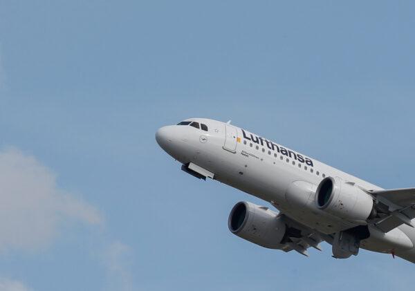 A Lufthansa Airbus A320 takes off at the aircraft builder's headquarters in Colomiers near Toulouse, France, on Sept. 27, 2019. (Regis Duvignau/Reuters)
