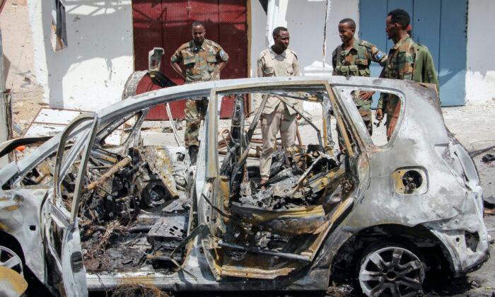 Car Bomb Kills 3, Wounds 6 at Checkpoint in Somali Capital