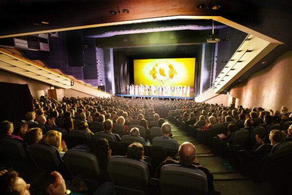 Shen Yun Performing Arts' curtain call at the International Convention Centre in Birmingham, England, on Jan. 1, 2020. (The Epoch Times)