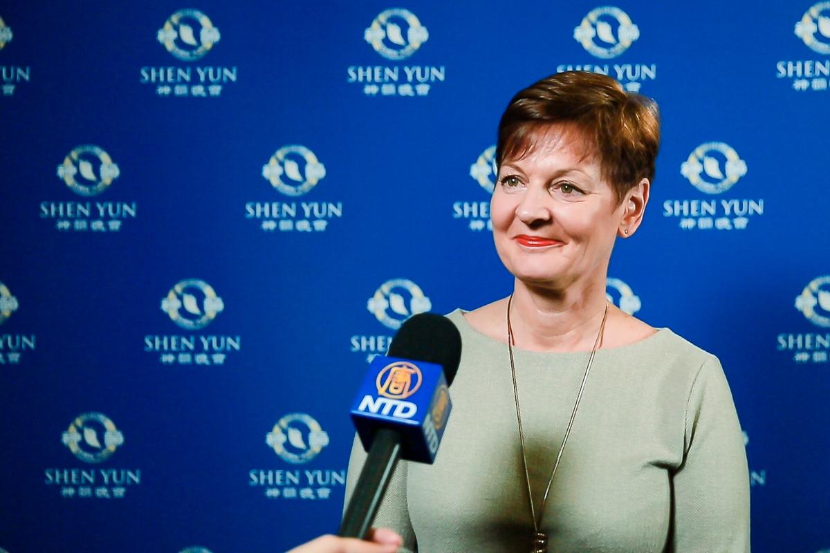 ‘Mesmerizing’ Shen Yun Performance Uplifts Director on New Year’s Day