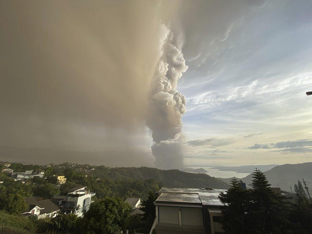 Plumes of smoke and ash rise from as Taal Volcano erupts Sunday Jan. 12, 2020, in Tagaytay, Cavite province, outside Manila, Philippines (AP Photo/Aaron Favila)