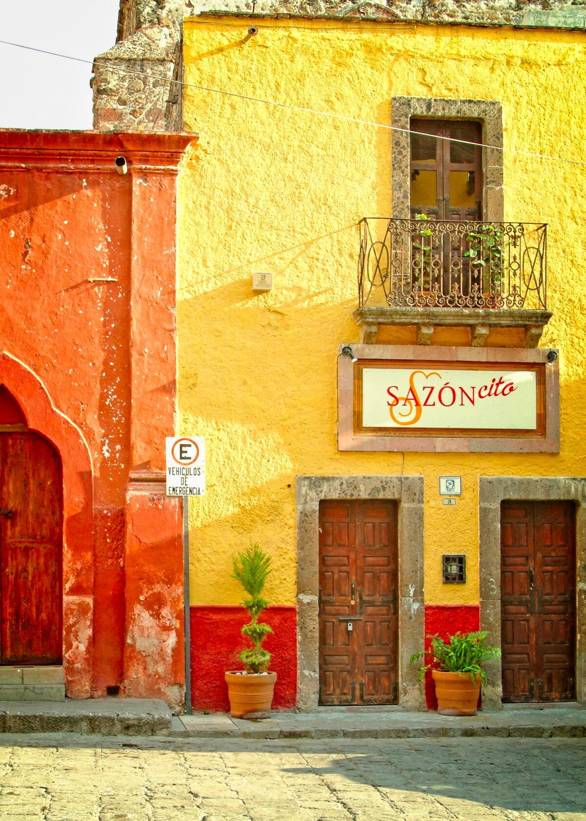 You are never certain what lies behind the colorful façades in San Miguel de Allende, but often it’s a courtyard with an attractive garden. (Fred J. Eckert)