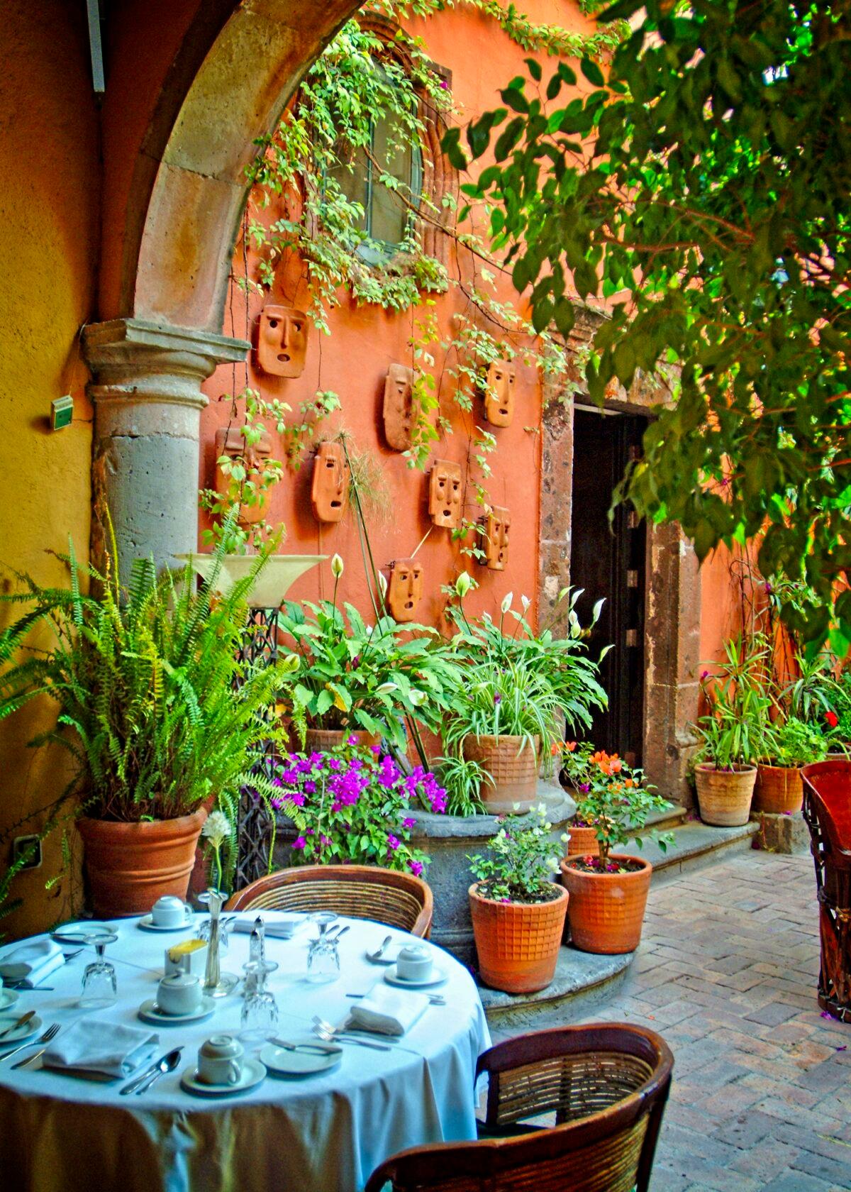 The courtyard dining area at the hotel Casa De Sierra Nevada. (Fred J. Eckert)