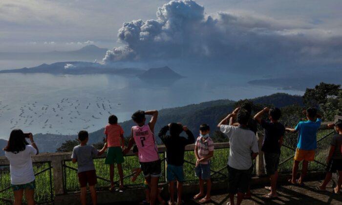 Philippines Volcano Erupts Again, Ash Brings Manila to a Halt
