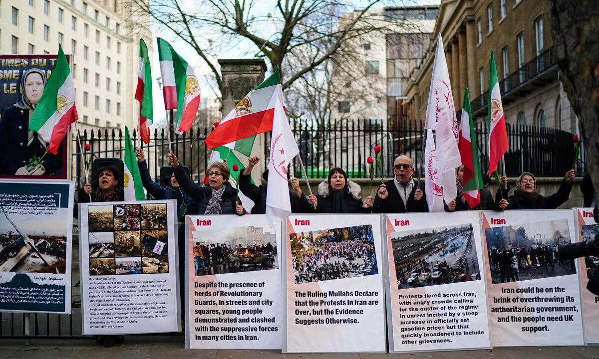 Anti-Iranian government activists hold a vigil outside Downing Street in London, on Jan. 10, 2020. (Peter Summers/Getty Images)