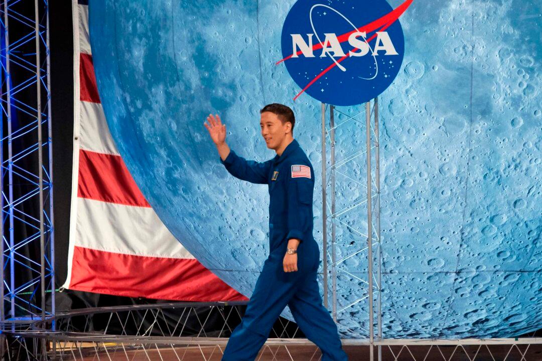 REPLAY: NASA Astronaut Jonny Kim Space Station Farewells and Hatch Closing