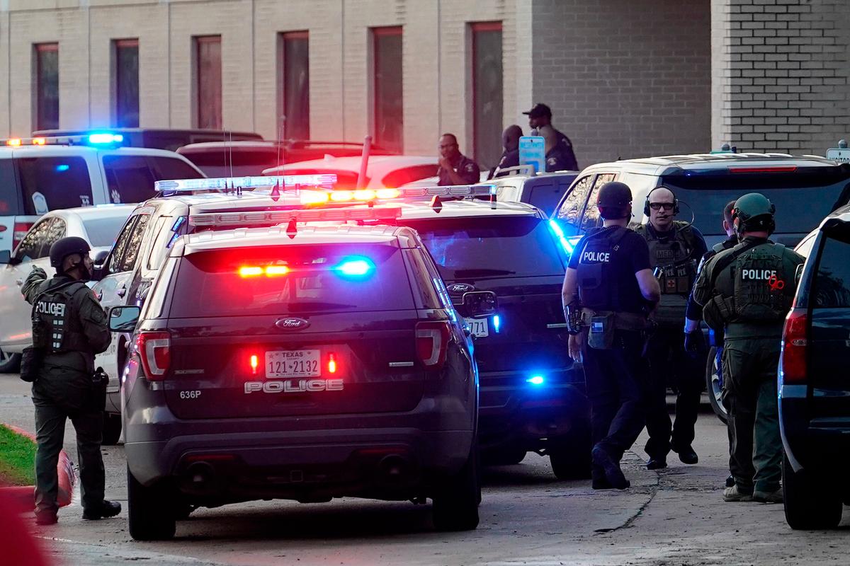 Police officers respond to a shooting at Bellaire High School on Jan. 14, 2020, in Bellaire, Texas. (Melissa Phillip/Houston Chronicle via AP)