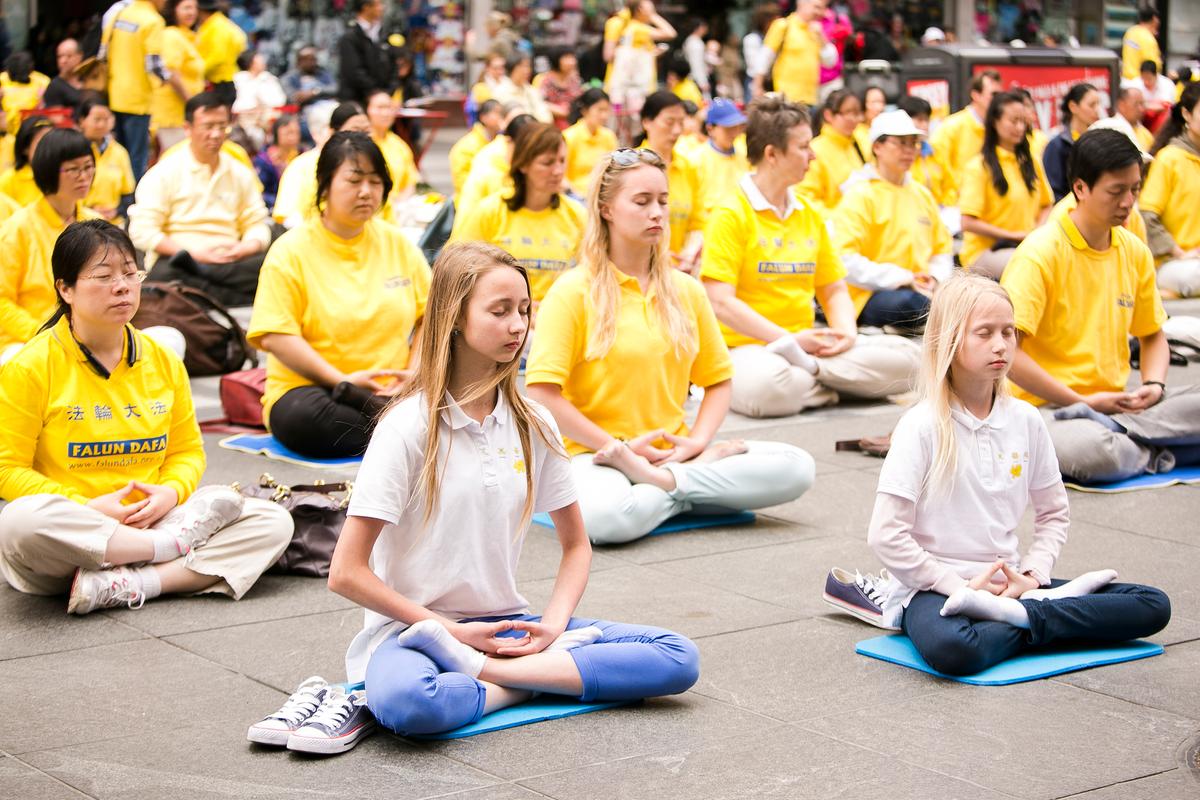 Falun Gong practitioners perform the fifth exercise of Falun Dafa. (Samira Bouaou/The Epoch Times)