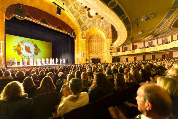 Shen Yun Performing Arts' curtain call at the Detroit Opera House, on Jan. 18, 2020. (Evan Ning/The Epoch Times)