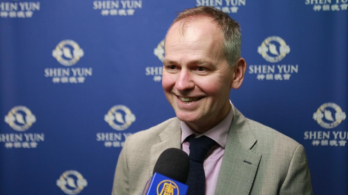 Empathy Between Brothers in Shen Yun Inspires Father and Son