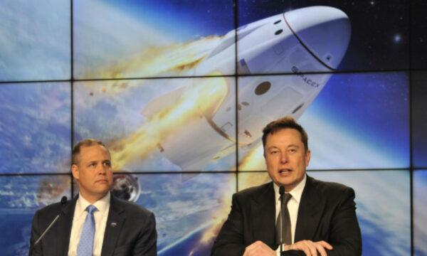 SpaceX founder and chief engineer Elon Musk (R) speaking next to NASA Administrator Jim Bridenstine (L) at a post-launch news conference to discuss the SpaceX Crew Dragon astronaut capsule in-flight abort test at the Kennedy Space Center in Cape Canaveral, Fla, on Jan. 19, 2020. (Steve Nesius/Reuters)