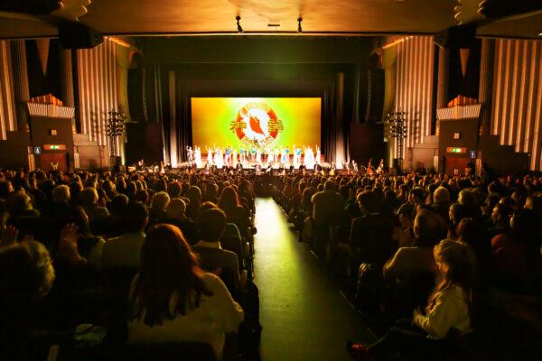 Shen Yun Performing Arts' curtain call at London's Eventim Apollo on Jan. 18, 2020. (NTD Television)