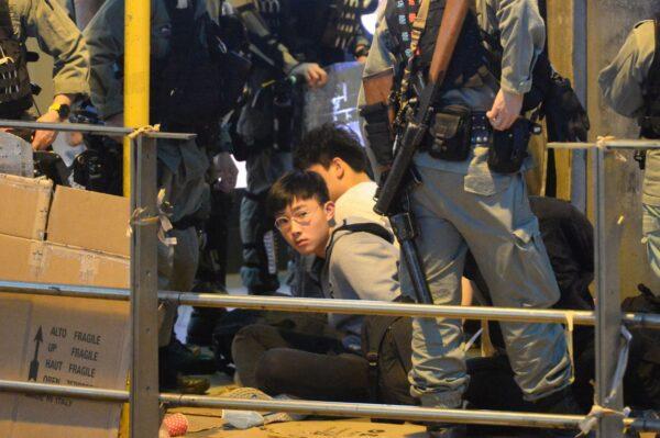 Several protesters are arrested at Pedder Street, Central, Hong Kong, on Jan. 19, 2020. (Sun Pi-lung/The Epoch Times)