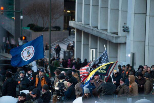 Pro gun protestors gather outside the Virginia State Capitol building in Richmond, Virginia, on Jan. 20, 2020. (Roberto Schmidt/ AFP)