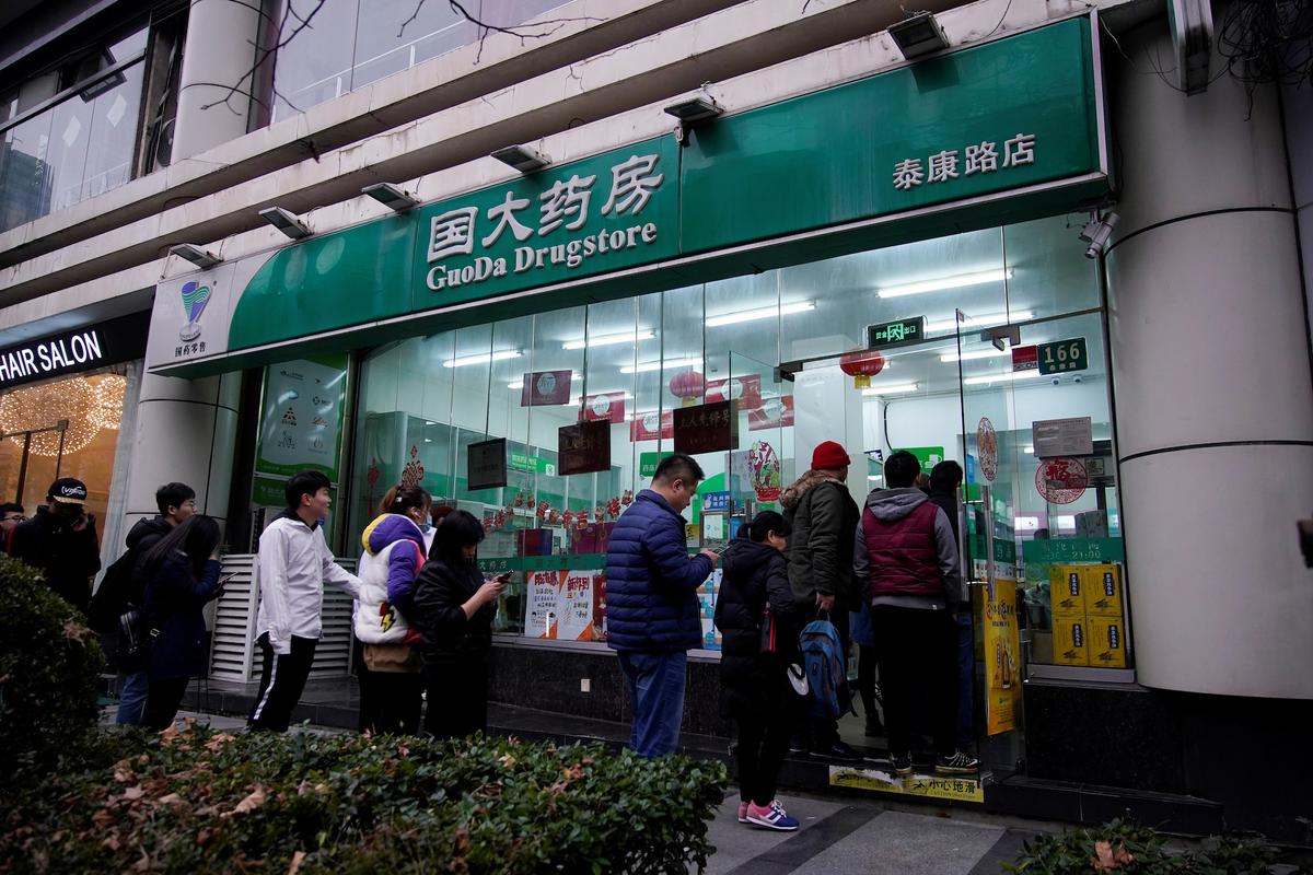 People line up outside a drugstore to buy masks in Shanghai, China on Jan. 21, 2020. (Aly Song/Reuters)