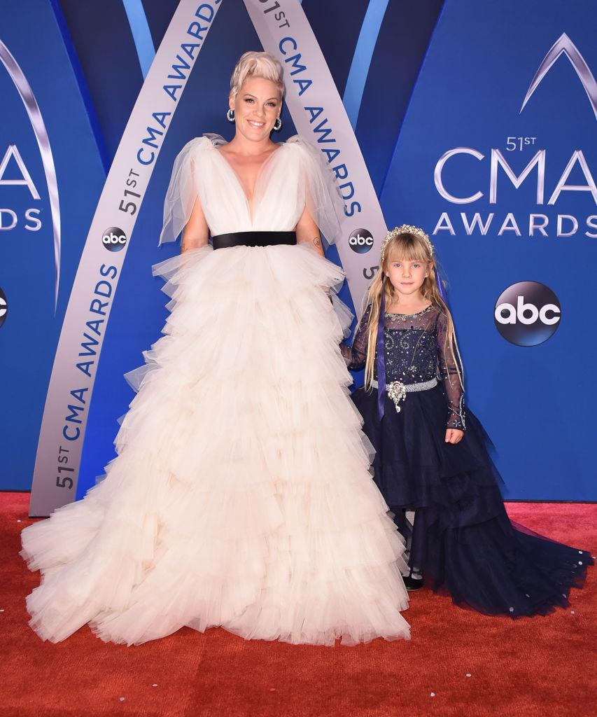 P!nk and her daughter Willow attend the 51st annual CMA Awards in Nashville, Tennessee, on Nov. 8, 2017. (©Getty Images | <a href="https://www.gettyimages.com/detail/news-photo/willow-sage-hart-and-singer-songwriter-pink-attend-the-51st-news-photo/871855210?adppopup=true">Michael Loccisano</a>)