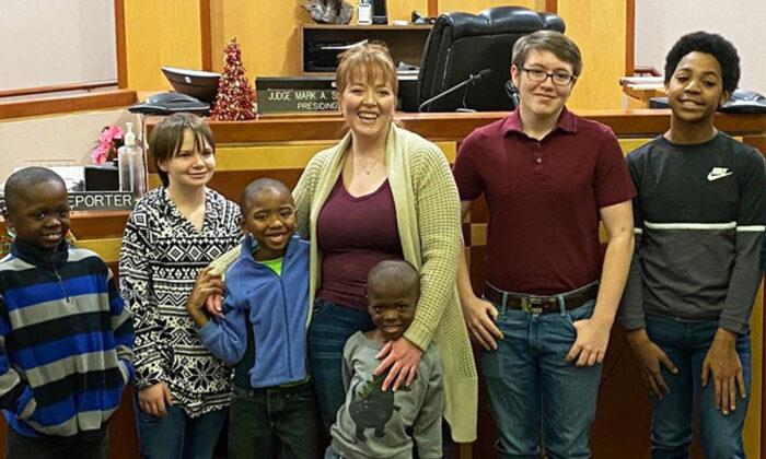 ‘I Need Them’: Single Mom Who Grew Up in Foster Care Officially Adopts 6 Kids of Her Own