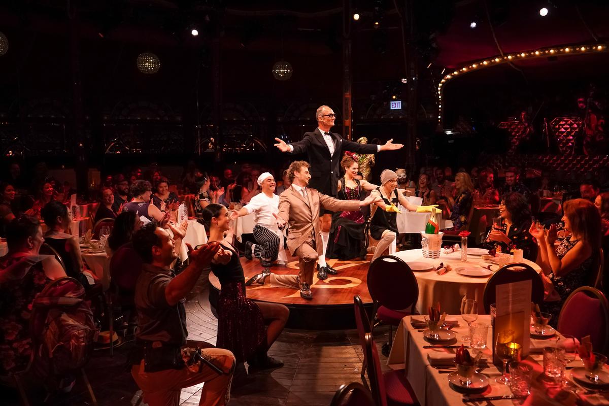 Teatro ZinZanni is part dinner theatre, part cabaret, and part circus. (Courtesy of Choose Chicago)