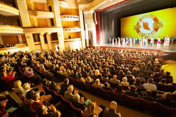 Shen Yun Performing Arts' curtain call iat the California Center for the Arts in Escondido, on Jan. 21, 2020. (The Epoch Times)