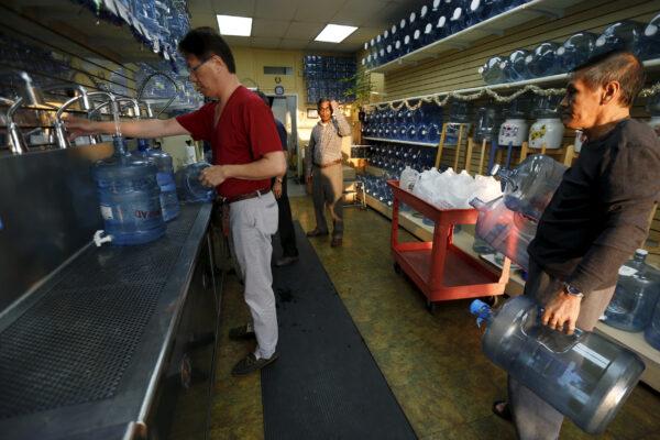 People refill bottles at a water store in Temple City, Calif., on March 4, 2016. (Mario Anzuoni/ Reuters)
