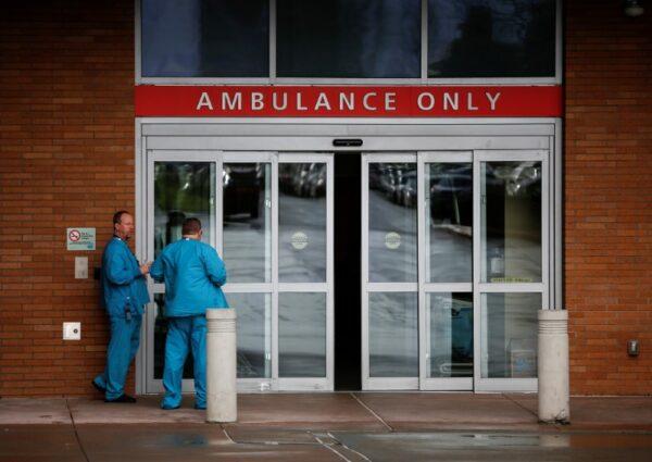  Employees in scrubs talk next to the ambulance entrance at Providence Regional Medical Center after a spokesman from the U.S. Centers for Disease Control and Prevention (CDC) said a traveler from China has been the first person in the United States to be diagnosed with the Wuhan coronavirus, in Everett, Washington, Jan. 21, 2020. (Lindsey Wasson/Reuters)