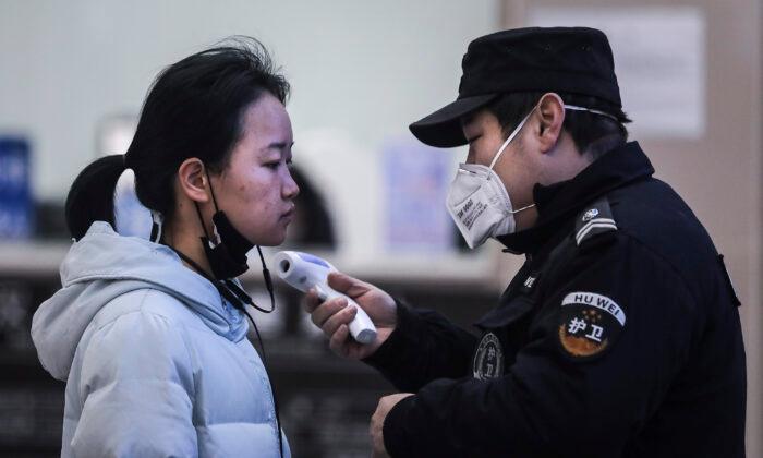 China Virus-Hit Wuhan Residents Scramble to Stockpile Supplies as Lockdown Ensues
