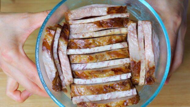 Arranging the pork belly and taro slices in a bowl. (CiCi Li)