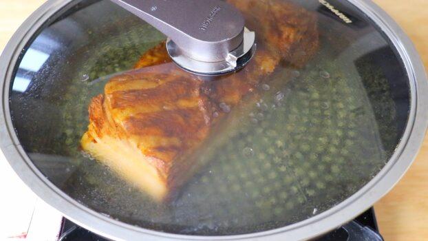 Frying the pork belly skin. (CiCi Li)