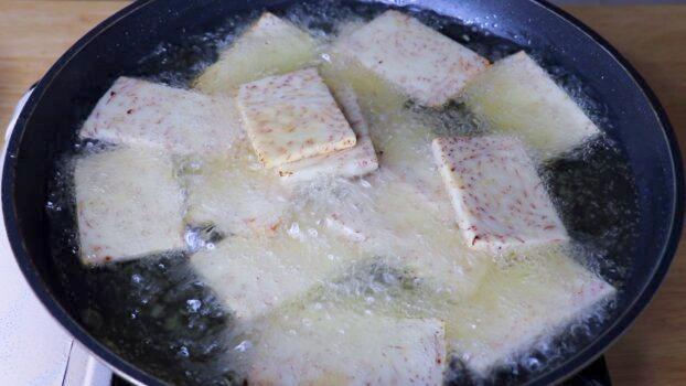 Deep-frying the taro slices. (CiCi Li)