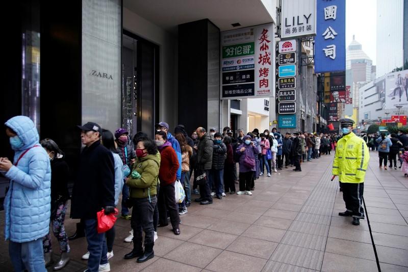 People line up outside a drugstore to buy masks in Shanghai, China, on Jan. 24, 2020. (Aly Song/Reuters)