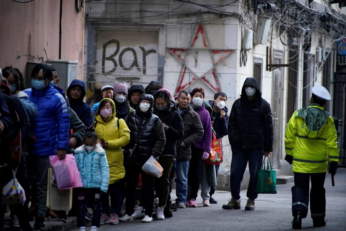 People line up outside a drugstore to buy masks in Shanghai, China on Jan. 24, 2020. (Aly Song/Reuters)
