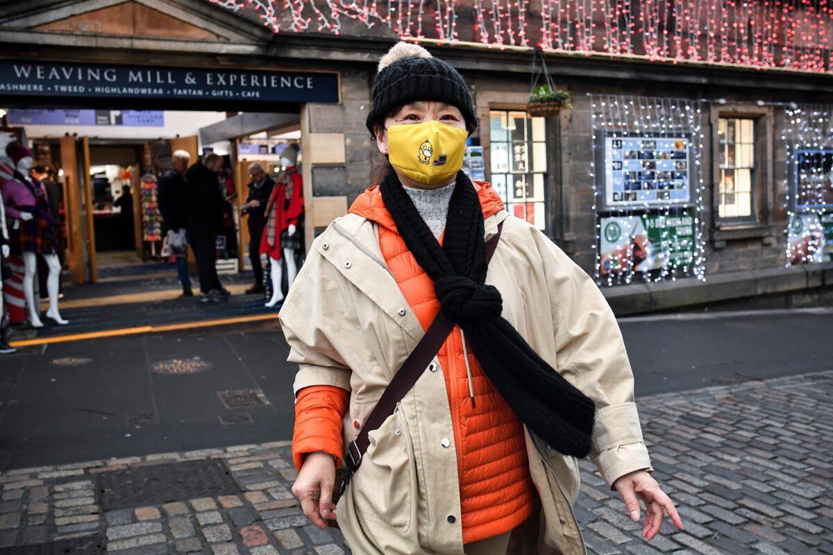 Tourists wear face masks as they visit Edinburgh Castle in Edinburgh, Scotland, on Jan. 24, 2020, as France confirmed two coronavirus cases, the first in Europe. (Jeff J Mitchell/Getty Images)