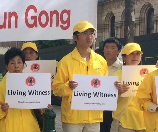 Liu Jintao (C) at a rally in Sydney, April 16, 2015. (Shar Adams/The Epoch Times)