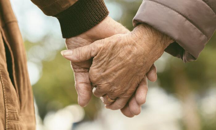Elderly Couple Passes Away 90 Minutes Apart Hand-in-Hand on Their Deathbeds