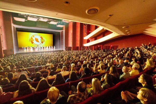 Shen Yun Performing Arts Global Company's curtain call at the San Diego Civic Theater, on Jan. 26, 2020. (The Epoch Times)