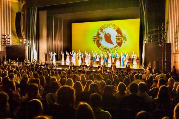 Shen Yun Performing Arts International Company's curtain call at London's Eventim Apollo, on Jan. 26, 2020. (NTD Television)
