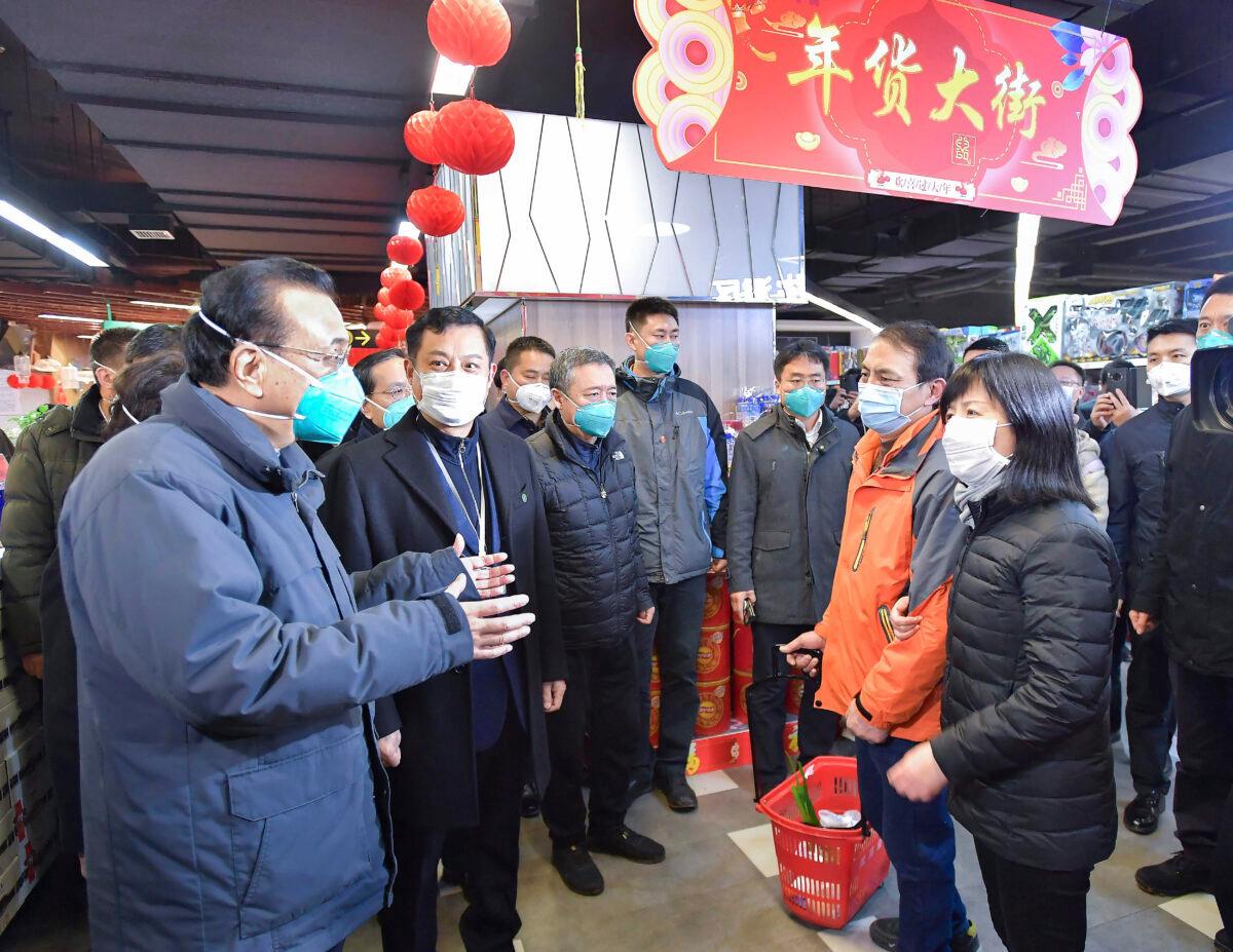 Chinese Premier Li Keqiang (L) speaks with people at a supermarket in Wuhan in central China's Hubei province on Jan. 27, 2020. (Li Tao/Xinhua via AP)