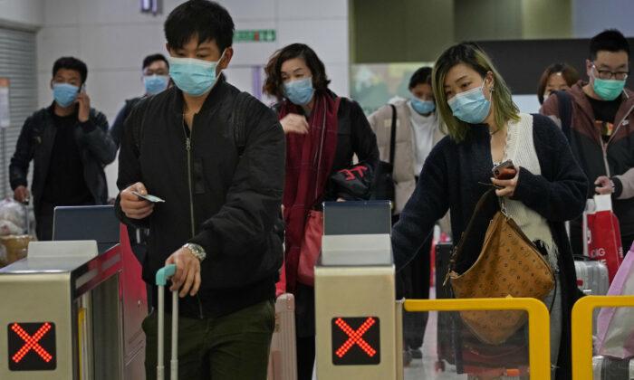 Hong Kong Cuts Travel From Mainland, Countries Plan Evacuations as Virus Spreads in China