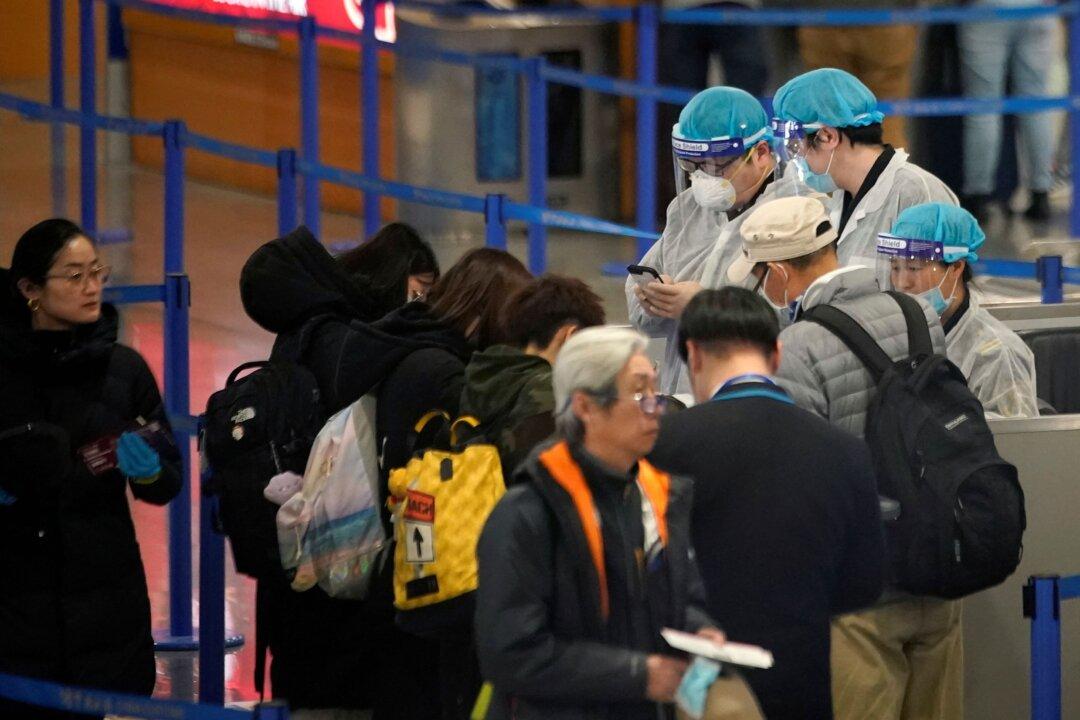 Canada Joins US to Warn Against China Travel as Virus Spreads, Markets Slide