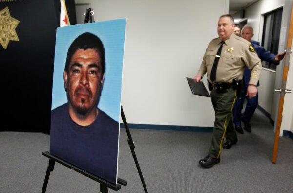 A photo of Paul Perez, who has been arrested in the deaths of his five children, is displayed as Yolo County Sheriff Tom Lopez (L) and Yolo County District Attorney Jeff Reisig (R) enter a news conference in Woodland, Calif., on Jan. 27, 2020. (Rich Pedroncelli/ AP Photo)