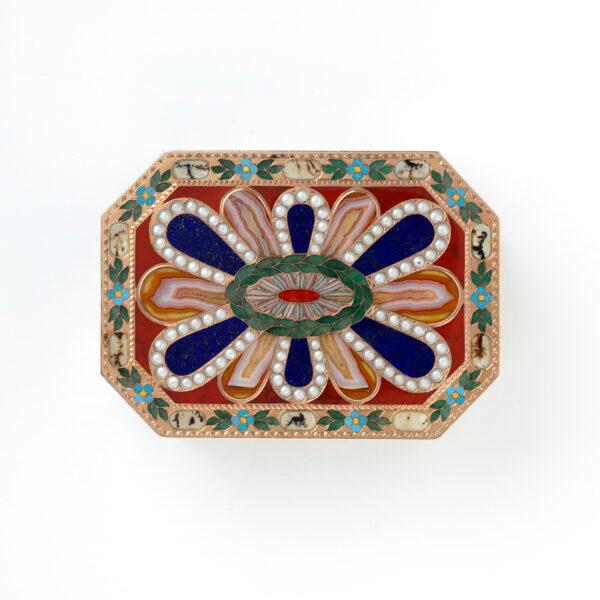 Bottom of the Johann Christian Neuber snuffbox. Chased gold with agate, lapis lazuli, carnelian, bloodstone, turquoise, and imitation pearls. (Victoria and Albert Museum, London)
